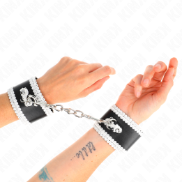 Kink - Schwarze Handgelenkfesseln Mit Weisser Dekorierter Spitze, Verstellbar 20-23 cm x 5,5 cm