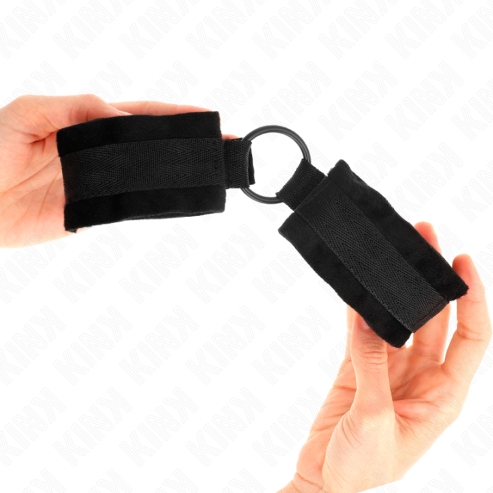 Kink - Beginner Fur Hand Cuffs 25 cm With o-Ring 4 cm Black Adjustable 15-25 cm